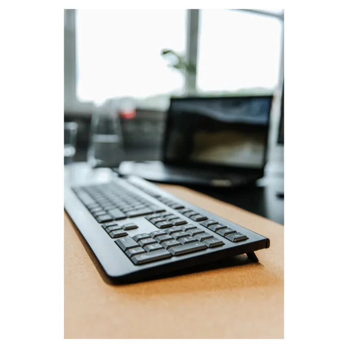 Cherry KW 3000 - Wireless RF 2.4GHz Full-Size Keyboard - Black, Spanish QWERTY, 109 Keys — image 4