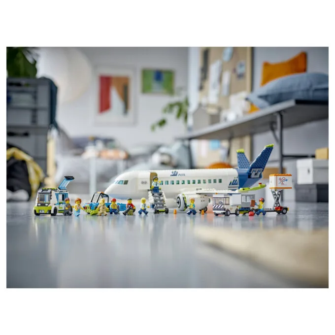 LEGO City Passagierflugzeug 60367 — image 3