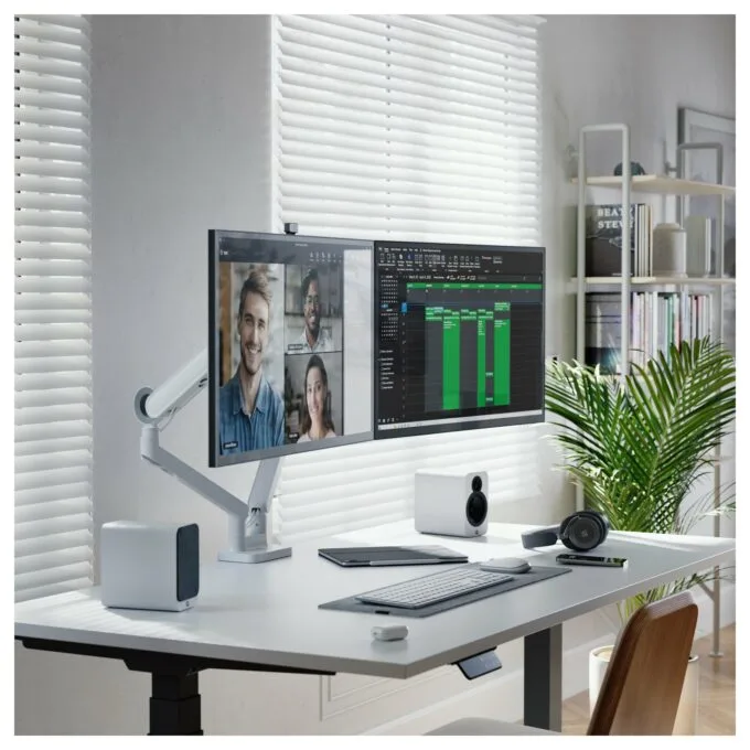 Alogic Clarity Max Touch 32 UHD 4K Monitor with 65W + 8MP Webcam — image 9