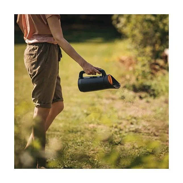 Fiskars 1057076 manual broadcast spreader — image 6