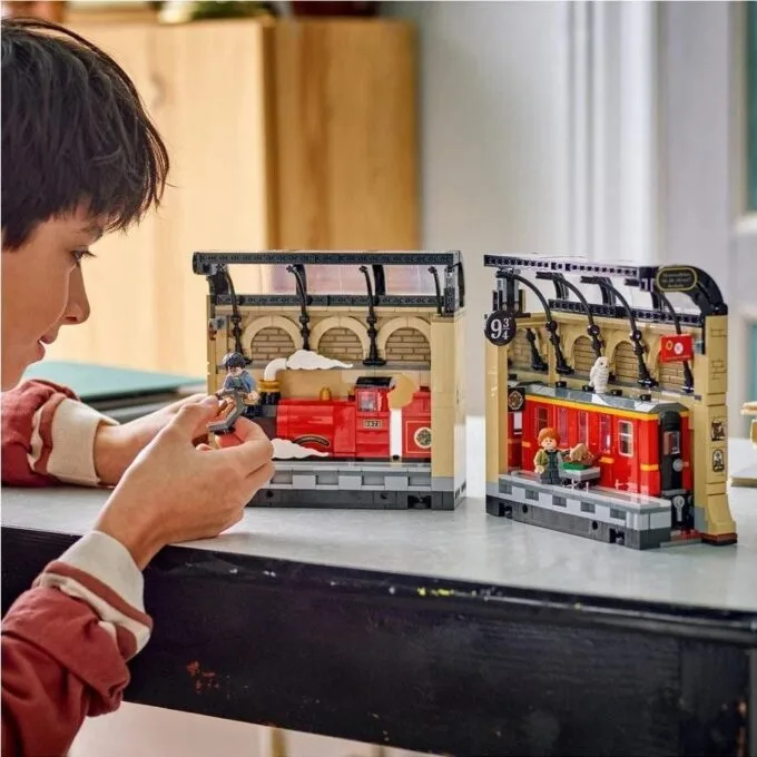 LEGO Harry Potter 76450 Book Nook: The Hogwart Express — image 7