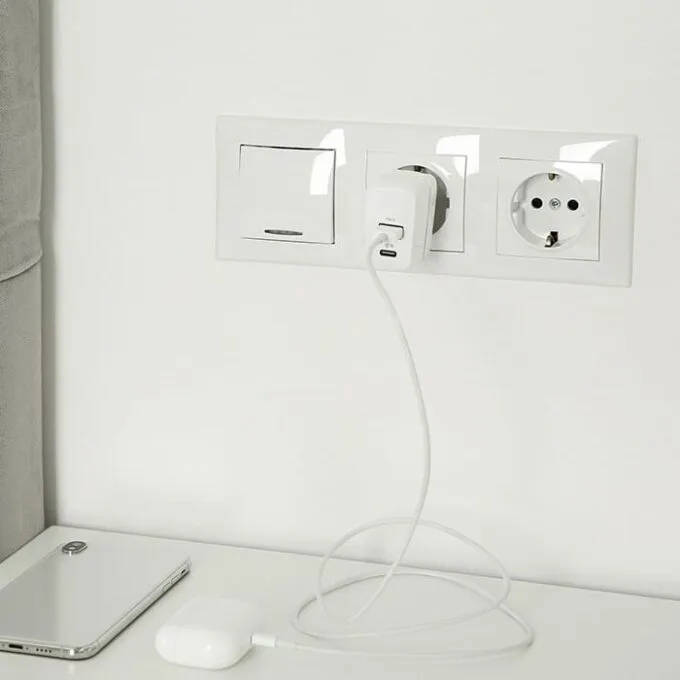 Qoltec 45W GaN| 5-20V | 1.5-3A | 1 x USB-C PD | 1 x USB QC 3.0 | White — image 5