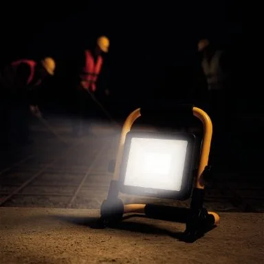 Rexer Floodlight Portable USB-C 8000mAh Battery 30W 4000k 3000 lms RX08040 — image 3