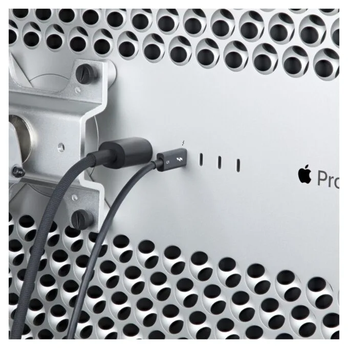 StarTech.com TBLT5MM1M240W Thunderbolt cable — image 7
