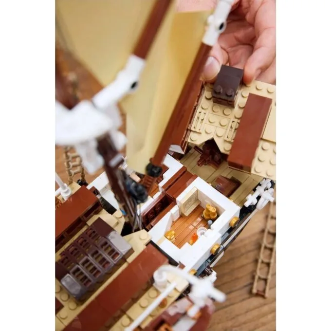 LEGO Icons 10335 Endurance — image 11
