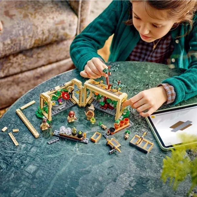 LEGO Harry Potter 76445 Hogwart Castle: Greening classes — image 8
