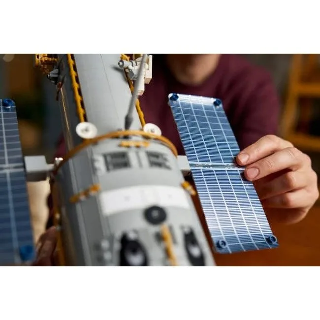 LEGO Icons 11382 Hubbla Telescope — image 10