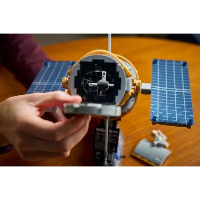 LEGO Icons 11382 Hubbla Telescope — image 15