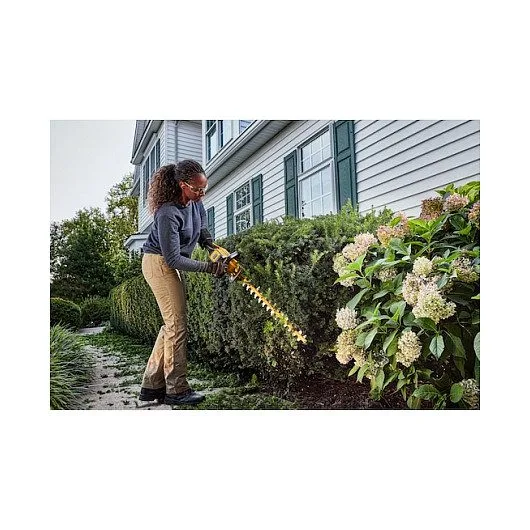 DeWALT DCMHT573X1-QW power hedge trimmer — image 4