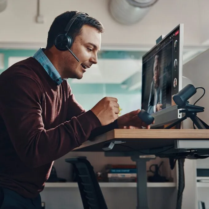 HP Poly Voyager Focus 2 USB-C-Headset incl. Ladestation + Adapter USB-C/ -A — image 7