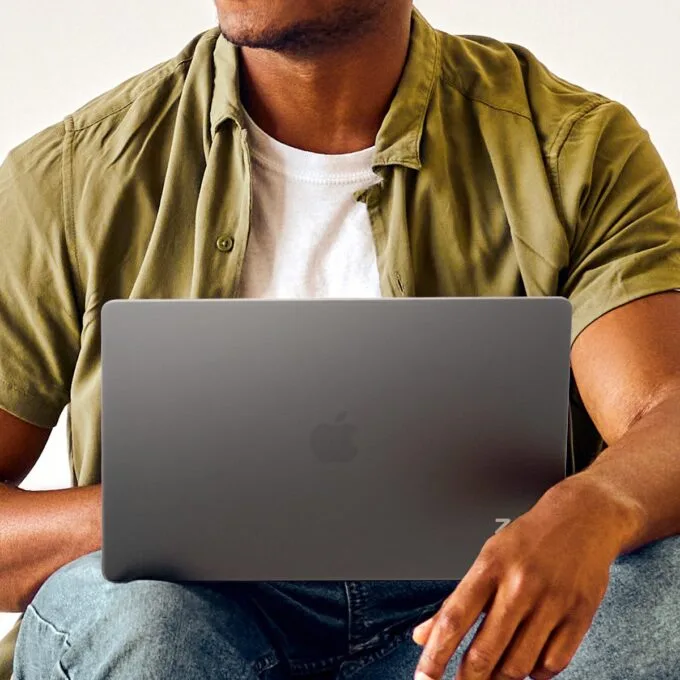 Zagg Hardshell do MacBook Pro 14" M4/M3/M2/M1 smoke — image 9